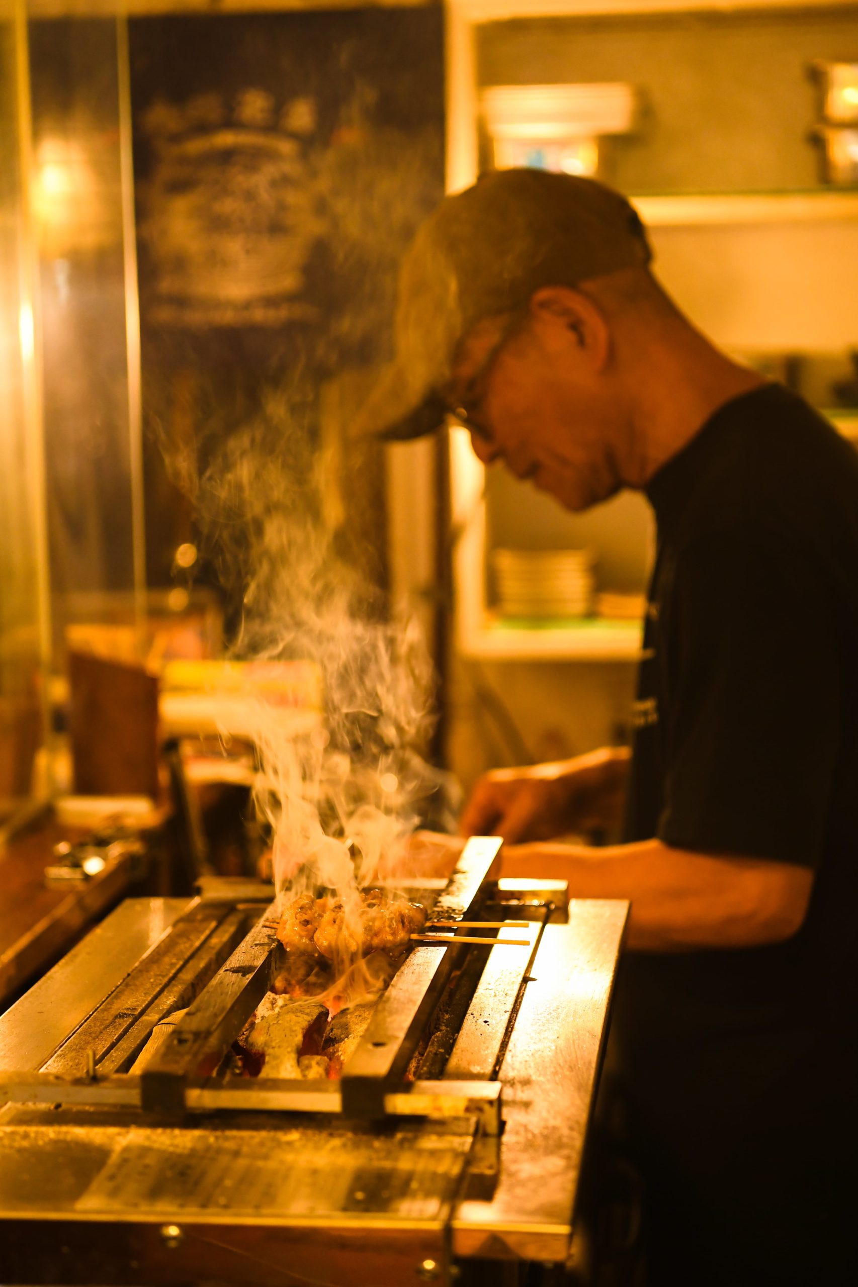 炭火で焼き上げた串の写真